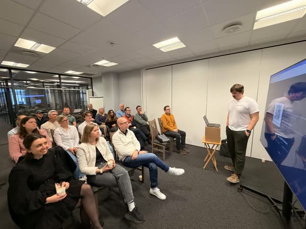 Ivar holder AI-kurs for et fullt rom