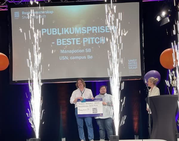 Ivar mottar prisen for beste pitch