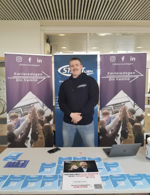 Ivar på stand under Karrieredagen på USN